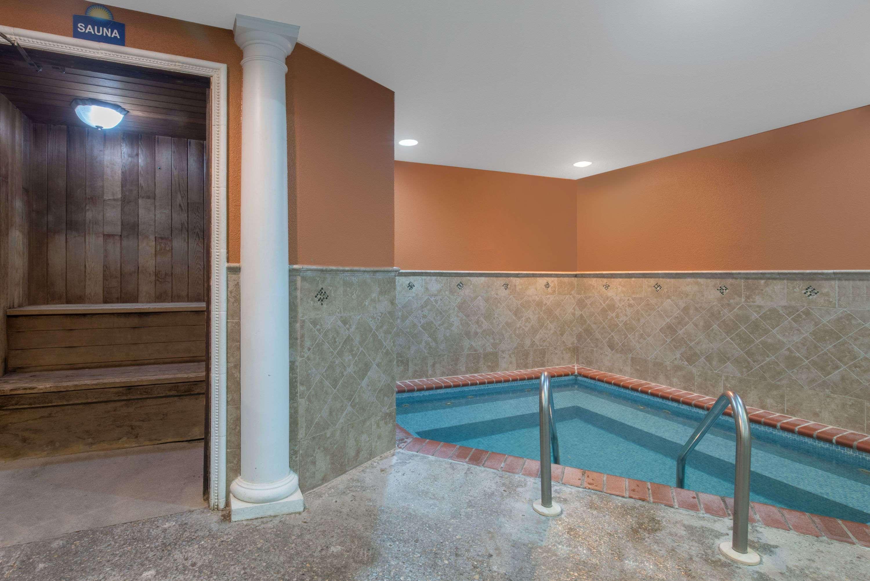 Hotel Days By Wyndham Minot